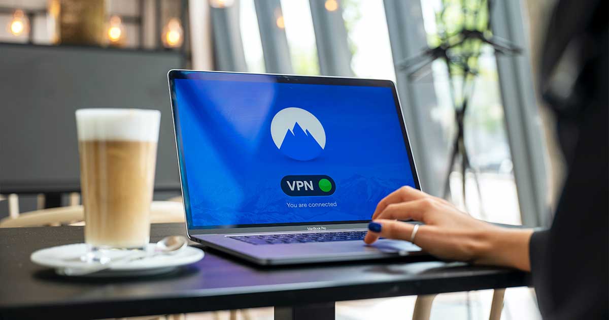 VPN-yhteys suojaa internetin käyttöä yleisillä paikoilla, esim. kahvilassa